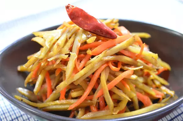 「【農家直伝】いつものきんぴらに「じゃこ」を足したら…おいしさ突き抜けた！2種の油使いが決め手なの♪」の画像