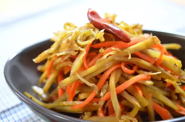 「【農家直伝】いつものきんぴらに「じゃこ」を足したら…おいしさ突き抜けた！2種の油使いが決め手なの♪」の画像