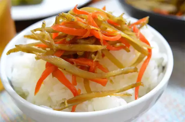 「【農家直伝】いつものきんぴらに「じゃこ」を足したら…おいしさ突き抜けた！2種の油使いが決め手なの♪」の画像