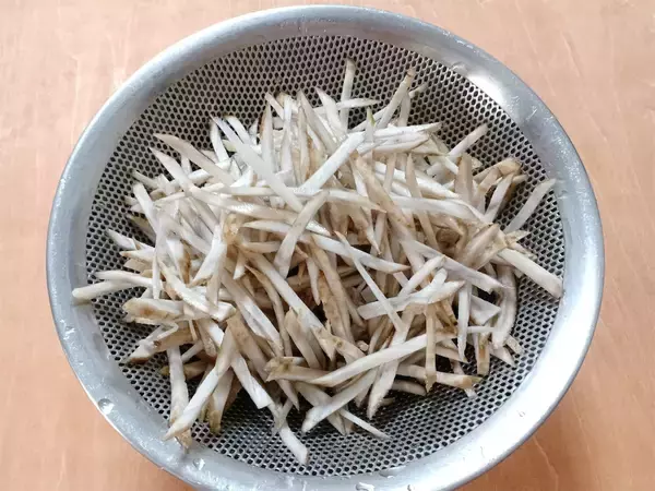 「【農家直伝】いつものきんぴらに「じゃこ」を足したら…おいしさ突き抜けた！2種の油使いが決め手なの♪」の画像