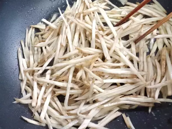 「【農家直伝】いつものきんぴらに「じゃこ」を足したら…おいしさ突き抜けた！2種の油使いが決め手なの♪」の画像