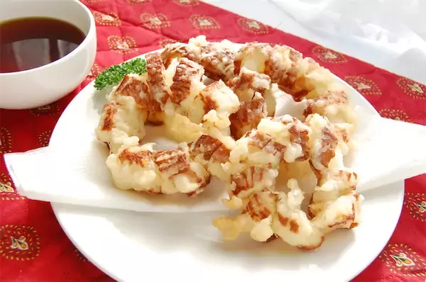 【節約レシピ】材料は玉ねぎとちくわだけ♡節約なのに映えるってうれしすぎィ!!「ちくわのオニオンリング天ぷら」に挑戦♪