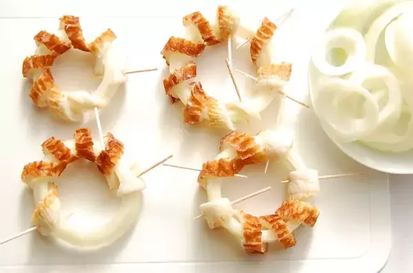 「【節約レシピ】材料は玉ねぎとちくわだけ♡節約なのに映えるってうれしすぎィ!!「ちくわのオニオンリング天ぷら」に挑戦♪」の画像