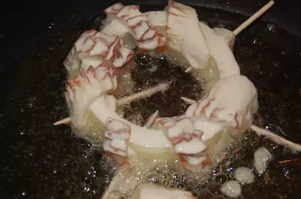 「【節約レシピ】材料は玉ねぎとちくわだけ♡節約なのに映えるってうれしすぎィ!!「ちくわのオニオンリング天ぷら」に挑戦♪」の画像