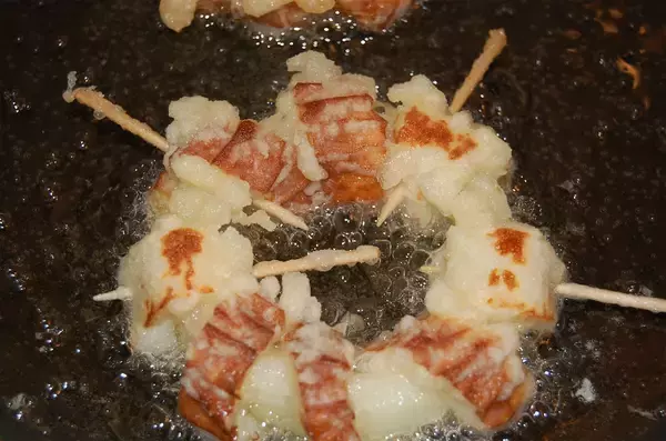 「【節約レシピ】材料は玉ねぎとちくわだけ♡節約なのに映えるってうれしすぎィ!!「ちくわのオニオンリング天ぷら」に挑戦♪」の画像