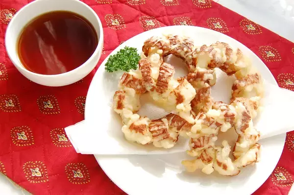 「【節約レシピ】材料は玉ねぎとちくわだけ♡節約なのに映えるってうれしすぎィ!!「ちくわのオニオンリング天ぷら」に挑戦♪」の画像