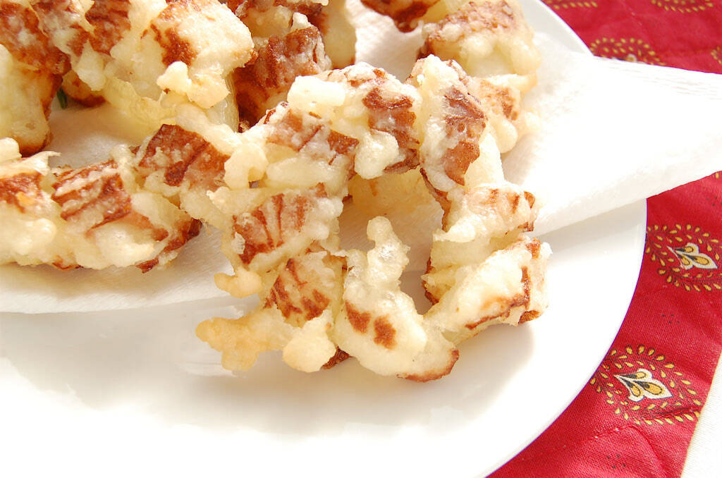 【節約レシピ】材料は玉ねぎとちくわだけ♡節約なのに映えるってうれしすぎィ!!「ちくわのオニオンリング天ぷら」に挑戦♪