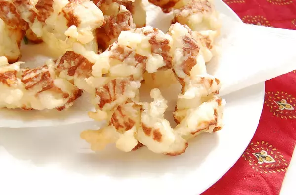 「【節約レシピ】材料は玉ねぎとちくわだけ♡節約なのに映えるってうれしすぎィ!!「ちくわのオニオンリング天ぷら」に挑戦♪」の画像