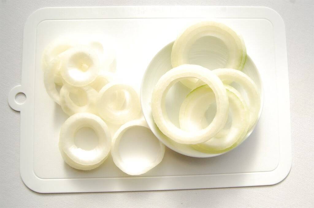 【節約レシピ】材料は玉ねぎとちくわだけ♡節約なのに映えるってうれしすぎィ!!「ちくわのオニオンリング天ぷら」に挑戦♪