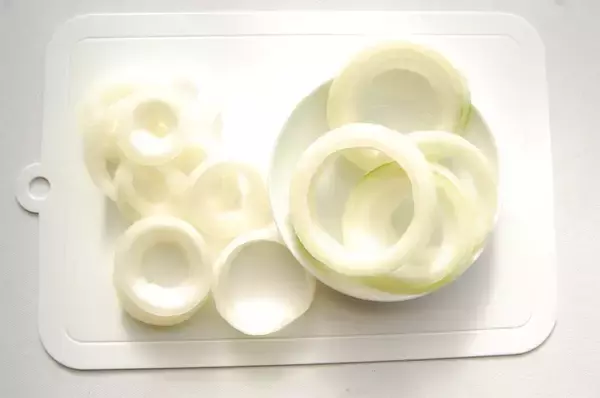 「【節約レシピ】材料は玉ねぎとちくわだけ♡節約なのに映えるってうれしすぎィ!!「ちくわのオニオンリング天ぷら」に挑戦♪」の画像