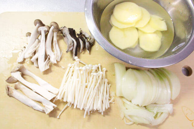 【旬のきのこを贅沢に4種も使えば…】絶対旨いやん♡素材のピュアな味わい「きのこのポタージュ」作ろう