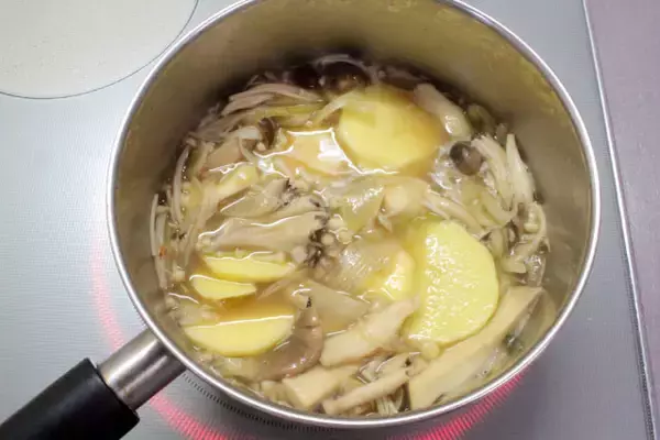 「【旬のきのこを贅沢に4種も使えば…】絶対旨いやん♡素材のピュアな味わい「きのこのポタージュ」作ろう」の画像