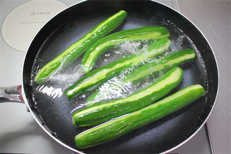 【きゅうりを茹でるとプロの漬け物に】1分の下茹でで食感最高！味もシミシミ♪「きゅうりの1本漬け」作ろう