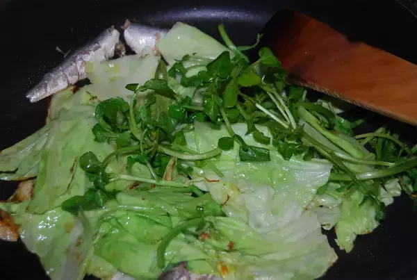 「【爆速3分】いつものキャベツ炒めがスパイシーに激変！「サーディンとクレソンのカレー炒め」作ってみた♪」の画像