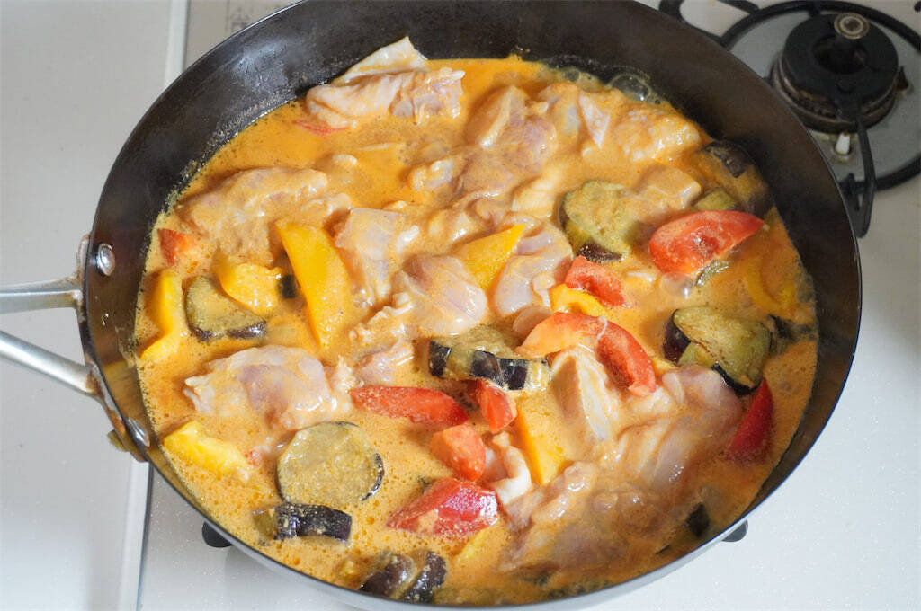 【ルウなしでこのコク!?】ヨーグルトで煮込む本格「夏野菜たっぷりカレー」作ってみた！とろ旨なすが主役級♪