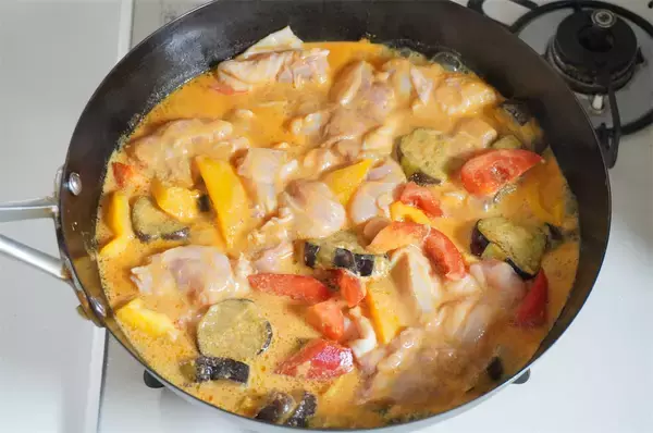 「【ルウなしでこのコク!?】ヨーグルトで煮込む本格「夏野菜たっぷりカレー」作ってみた！とろ旨なすが主役級♪」の画像