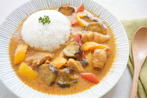 「【ルウなしでこのコク!?】ヨーグルトで煮込む本格「夏野菜たっぷりカレー」作ってみた！とろ旨なすが主役級♪」の画像