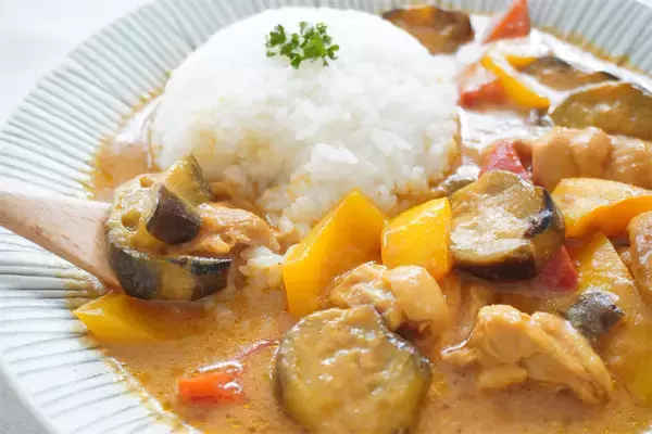 「【ルウなしでこのコク!?】ヨーグルトで煮込む本格「夏野菜たっぷりカレー」作ってみた！とろ旨なすが主役級♪」の画像