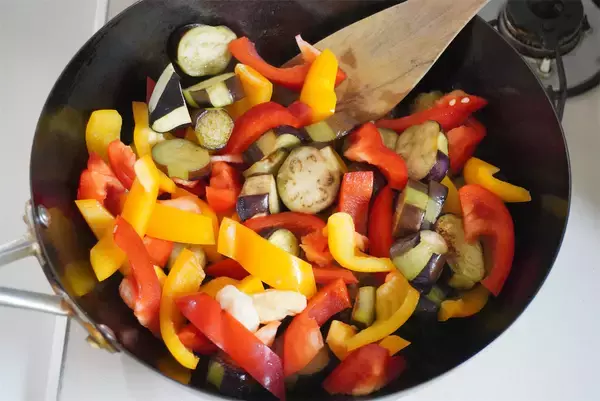 「【ルウなしでこのコク!?】ヨーグルトで煮込む本格「夏野菜たっぷりカレー」作ってみた！とろ旨なすが主役級♪」の画像