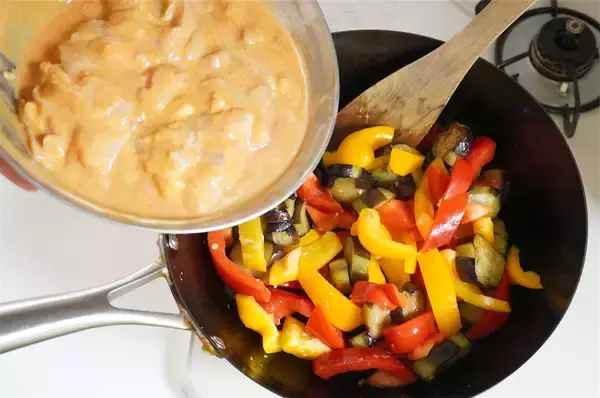 「【ルウなしでこのコク!?】ヨーグルトで煮込む本格「夏野菜たっぷりカレー」作ってみた！とろ旨なすが主役級♪」の画像