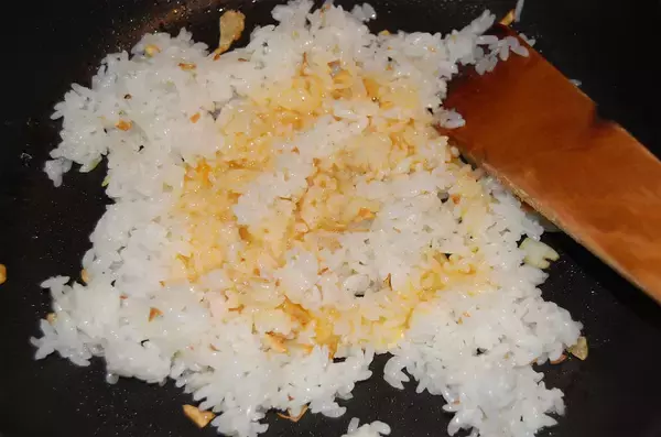 「【シェフ脇屋の凄ワザ】あぁ…食感がいい♡具はきゅうり！シンプル直球勝負な「パリパリきゅうりのガーリックチャーハン」に挑戦♪」の画像