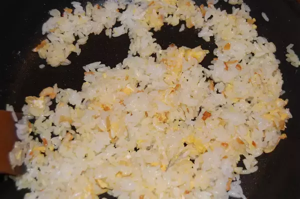 「【シェフ脇屋の凄ワザ】あぁ…食感がいい♡具はきゅうり！シンプル直球勝負な「パリパリきゅうりのガーリックチャーハン」に挑戦♪」の画像