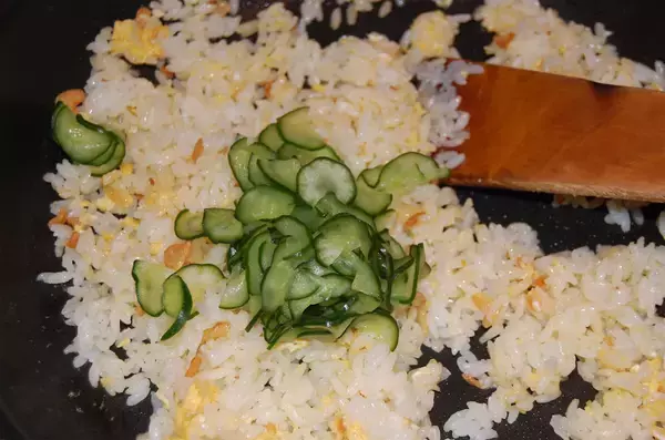 「【シェフ脇屋の凄ワザ】あぁ…食感がいい♡具はきゅうり！シンプル直球勝負な「パリパリきゅうりのガーリックチャーハン」に挑戦♪」の画像