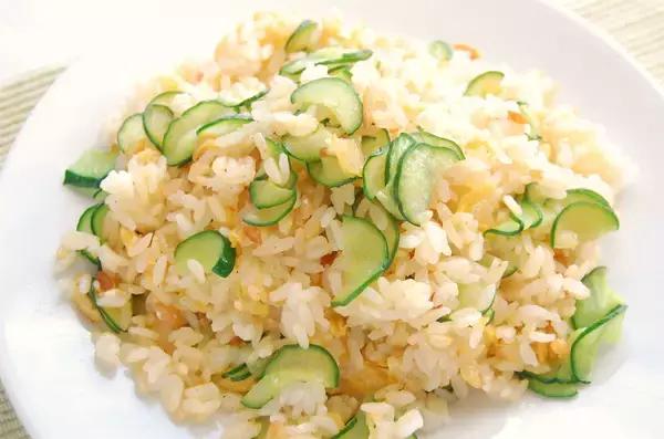 「【シェフ脇屋の凄ワザ】あぁ…食感がいい♡具はきゅうり！シンプル直球勝負な「パリパリきゅうりのガーリックチャーハン」に挑戦♪」の画像