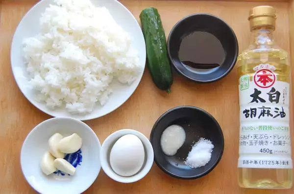 「【シェフ脇屋の凄ワザ】あぁ…食感がいい♡具はきゅうり！シンプル直球勝負な「パリパリきゅうりのガーリックチャーハン」に挑戦♪」の画像