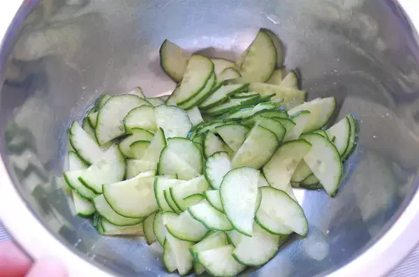 「【シェフ脇屋の凄ワザ】あぁ…食感がいい♡具はきゅうり！シンプル直球勝負な「パリパリきゅうりのガーリックチャーハン」に挑戦♪」の画像