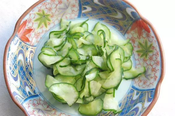 「【シェフ脇屋の凄ワザ】あぁ…食感がいい♡具はきゅうり！シンプル直球勝負な「パリパリきゅうりのガーリックチャーハン」に挑戦♪」の画像