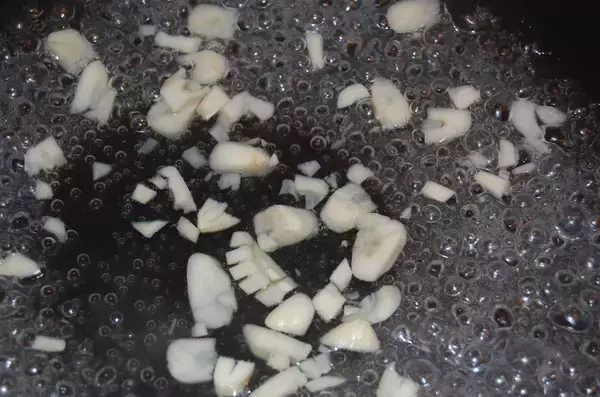 「【シェフ脇屋の凄ワザ】あぁ…食感がいい♡具はきゅうり！シンプル直球勝負な「パリパリきゅうりのガーリックチャーハン」に挑戦♪」の画像