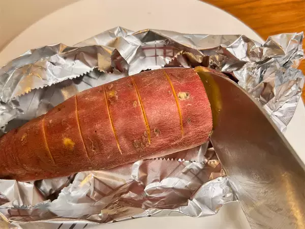 「【甘じょっぱループ♡】あの映えすぎるポテト料理を「さつまいも」で作ってみた！チーズ＆蜂蜜がグッジョブ♪」の画像