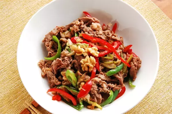 「【管理栄養士直伝の養生レシピ】10分で完成♪冷えと疲れは「牛肉とパプリカの中華炒め」でおいしく撃退しない？」の画像