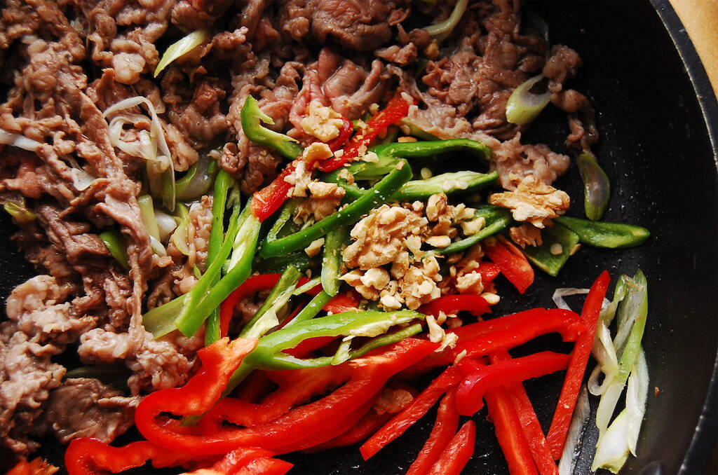 【管理栄養士直伝の養生レシピ】10分で完成♪冷えと疲れは「牛肉とパプリカの中華炒め」でおいしく撃退しない？