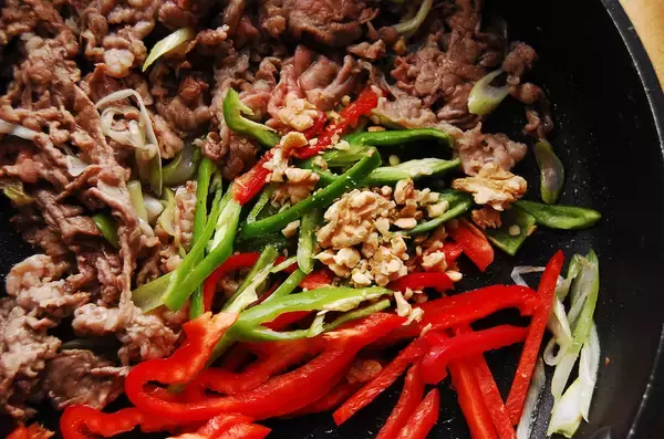 「【管理栄養士直伝の養生レシピ】10分で完成♪冷えと疲れは「牛肉とパプリカの中華炒め」でおいしく撃退しない？」の画像