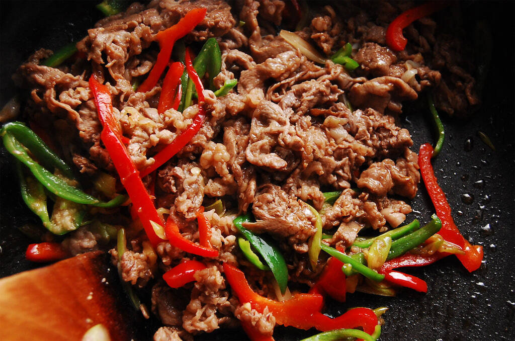 【管理栄養士直伝の養生レシピ】10分で完成♪冷えと疲れは「牛肉とパプリカの中華炒め」でおいしく撃退しない？