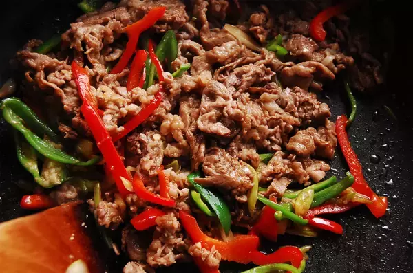 「【管理栄養士直伝の養生レシピ】10分で完成♪冷えと疲れは「牛肉とパプリカの中華炒め」でおいしく撃退しない？」の画像