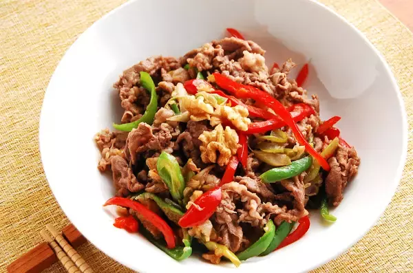 「【管理栄養士直伝の養生レシピ】10分で完成♪冷えと疲れは「牛肉とパプリカの中華炒め」でおいしく撃退しない？」の画像