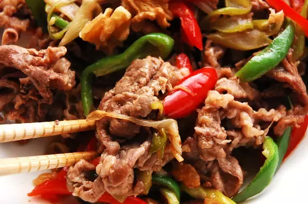 「【管理栄養士直伝の養生レシピ】10分で完成♪冷えと疲れは「牛肉とパプリカの中華炒め」でおいしく撃退しない？」の画像