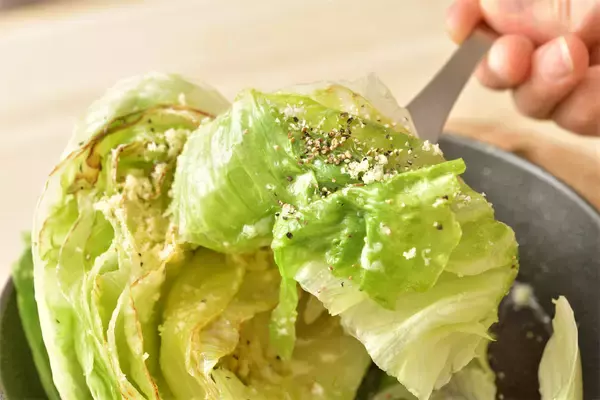 「【農家直伝】レタスは真っ二つで焼くのが至高！「ごろっとレタスのグリル」生＆加熱の旨味ダブルで堪能♡」の画像