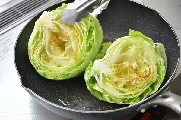 「【農家直伝】レタスは真っ二つで焼くのが至高！「ごろっとレタスのグリル」生＆加熱の旨味ダブルで堪能♡」の画像