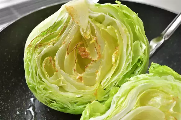 「【農家直伝】レタスは真っ二つで焼くのが至高！「ごろっとレタスのグリル」生＆加熱の旨味ダブルで堪能♡」の画像