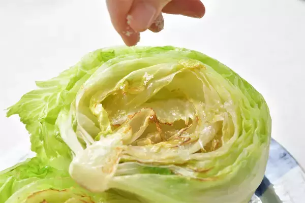 「【農家直伝】レタスは真っ二つで焼くのが至高！「ごろっとレタスのグリル」生＆加熱の旨味ダブルで堪能♡」の画像