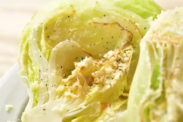 「【農家直伝】レタスは真っ二つで焼くのが至高！「ごろっとレタスのグリル」生＆加熱の旨味ダブルで堪能♡」の画像
