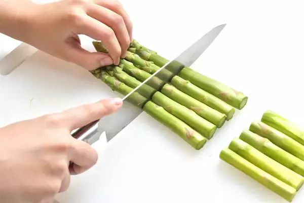 「【野菜のプロ激推し】アスパラガスの斬新レシピ2種作ってみた！ガリバタホイル焼き＆おひたし♪【青髪のテツ】」の画像