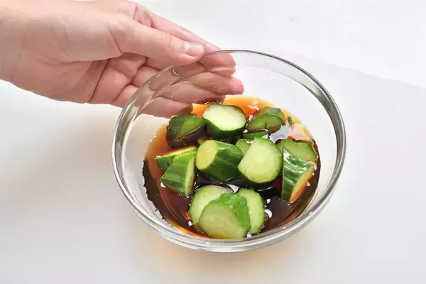 「【青髪のテツ】今すぐ「きゅうりの浅漬け」食べたい？それならレンチンでしょ！30分で冷え冷え味シミ～」の画像