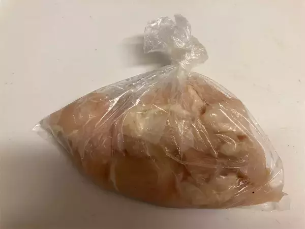 「【鶏むね肉もうパサつかない】砂糖水に1時間漬けるだけ!?驚くほどソフト＆ジューシーに♡【冷めてもフワッフワ】」の画像