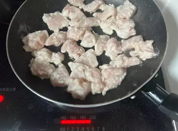 「【鶏むね肉もうパサつかない】砂糖水に1時間漬けるだけ!?驚くほどソフト＆ジューシーに♡【冷めてもフワッフワ】」の画像