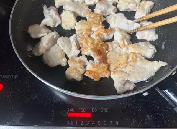 「【鶏むね肉もうパサつかない】砂糖水に1時間漬けるだけ!?驚くほどソフト＆ジューシーに♡【冷めてもフワッフワ】」の画像